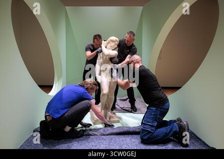 HAARLEM - la statua in marmo di Michelangelo Apollo David (ca. 1530) sarà collocata su un piedistallo durante l'installazione della mostra "gli uomini di Michelangelo" al Museo Teylers. Questa è la prima volta che una statua di marmo di Michelangelo è stata esposta nei Paesi Bassi. ANP RAMON VAN FLYMEN netherlands Out - belgio Out crediti: ANP/Alamy Live News Foto Stock
