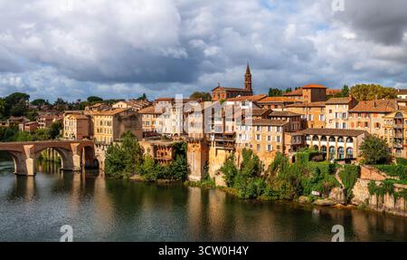 Riva nord del Tarn, ad Albi, a Occitanie, in Francia Foto Stock
