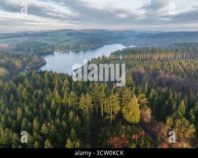 Vista aerea del bacino idrico Kennick nel Dartmoor National Park, Devon, Inghilterra. Inverno (febbraio) 2025. Foto Stock
