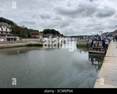22 luglio 2025 - Port-en-Bessin-Huppain, Normandia, Francia - l'area del porto con canali e barche si dirige verso il mare in questo pittoresco villaggio della Normandia. Foto Stock