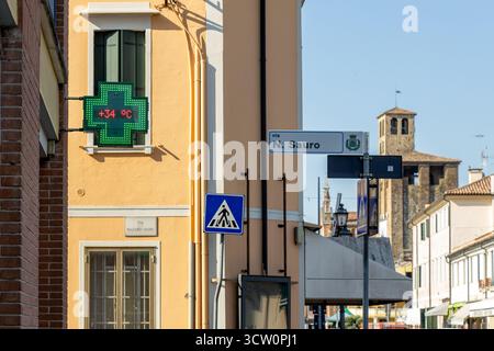 Termometro da strada a 34 gradi Celsius nella calura estiva in una giornata torrida a piove di sacco, Padova, Veneto Foto Stock