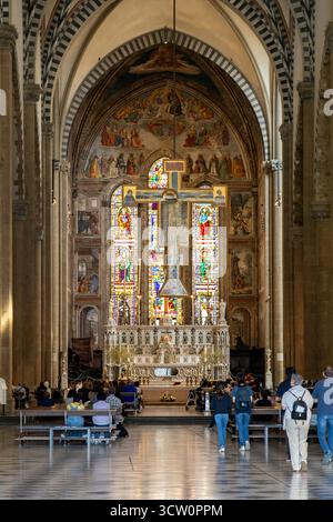 Firenze, Italia - 11 maggio 2025: I visitatori partecipano alla messa all'interno della basilica di Santa Maria Novella Foto Stock