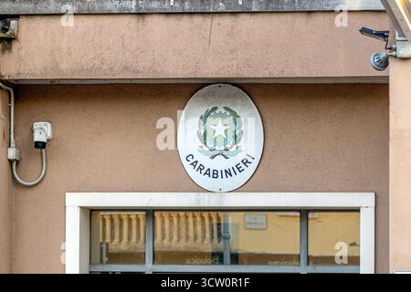 Padova, Italia - 11 agosto 2025: Emblema dei Carabinieri sulla facciata della stazione di polizia Foto Stock