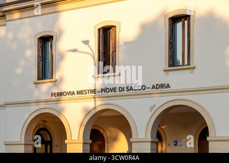 Stazione ferroviaria piove di sacco con cartello Mestre-piove di sacco-Adria, Padova, Veneto, Italia Foto Stock