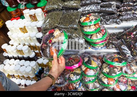 Shot dei diversi tipi di tè e spezie al negozio degli agricoltori Foto Stock