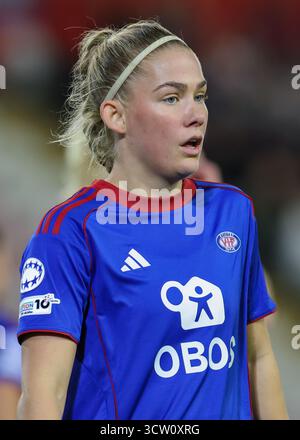 Leigh, Regno Unito. 8 ottobre 2025. Olaug Tvedten di Valerenga durante la partita Manchester United Women vs Valerenga Women UEFA Women Champions League al Leigh Sports Village di Leigh. Il credito per immagini dovrebbe essere: Cody Froggatt/Sportimage Credit: Sportimage Ltd/Alamy Live News Foto Stock