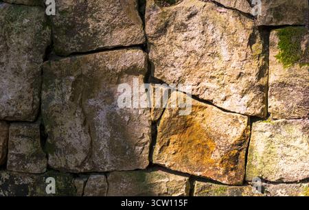 Muro fatto di grandi pietre ruvide Foto Stock