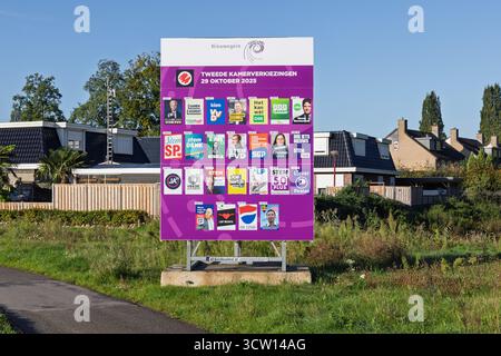 Cartellone elettorale olandese, che promuove le elezioni del 29 ottobre 2025, con manifesti per vari partiti politici. Nieuwegein, Paesi Bassi. 9 Foto Stock