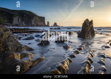 Rocky Seascape a Bantham, nel South Hams del Devon, Inghilterra. Inverno (febbraio) 2025. Foto Stock