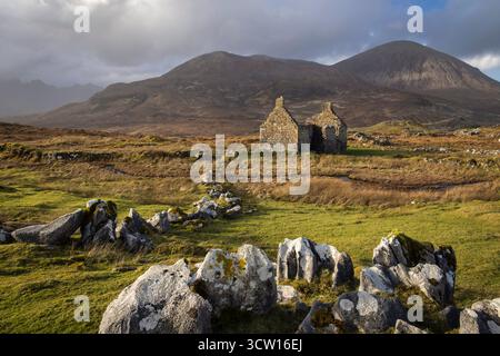 Cill Chriosd Manse, una casa abbandonata e rovinata vicino a Broadford, sull'isola di Skye, in Scozia. Inverno (febbraio) 2025. Foto Stock