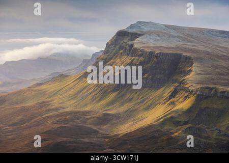 Monte Beinn Edra sul Trotternish Ridge, Isola di Skye, Scozia. Inverno (febbraio) 2025. Foto Stock