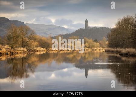 Il National Wallace Monument si riflette nel fiume Forth a Stirling, Scozia. Inverno (marzo) 2025. Foto Stock