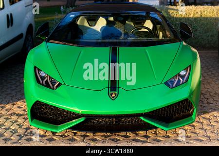 Savudrija, Croazia- 09.08.2025: Green Lamborghini Huracán vista frontale parcheggiata all'aperto - immagine editoriale di auto sportive Foto Stock