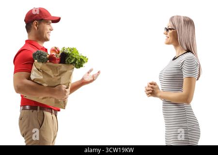 Corriere per la consegna con borsa della spesa che parla con una giovane donna isolata su sfondo bianco Foto Stock