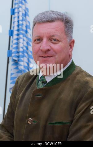 Staatsminister Christian Bernreiter, CSU. 59. Plenarsitzung des Bayerischen Landtags. Christian Bernreiter, Staatsminister für Wohnen, Bau und Verkehr , vor den Fahnen im Plenarsaal. München Bayern Deutschland *** Ministro di Stato Christian Bernreiter , CSU 59 sessione plenaria del Parlamento di Stato bavarese Christian Bernreiter, Ministro aggiunto per l'edilizia abitativa, l'edilizia e i trasporti , davanti alle bandiere della camera plenaria Monaco di Baviera Germania Copyright: XRolfxPossx Foto Stock