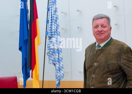 Staatsminister Christian Bernreiter, CSU. 59. Plenarsitzung des Bayerischen Landtags. Christian Bernreiter, Staatsminister für Wohnen, Bau und Verkehr , vor den Fahnen im Plenarsaal. München Bayern Deutschland *** Ministro di Stato Christian Bernreiter , CSU 59 sessione plenaria del Parlamento di Stato bavarese Christian Bernreiter, Ministro aggiunto per l'edilizia abitativa, l'edilizia e i trasporti , davanti alle bandiere della camera plenaria Monaco di Baviera Germania Copyright: XRolfxPossx Foto Stock