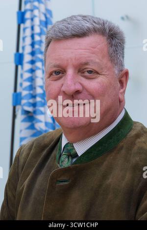 Staatsminister Christian Bernreiter, CSU. 59. Plenarsitzung des Bayerischen Landtags. Christian Bernreiter, Staatsminister für Wohnen, Bau und Verkehr , vor den Fahnen im Plenarsaal. München Bayern Deutschland *** Ministro di Stato Christian Bernreiter , CSU 59 sessione plenaria del Parlamento di Stato bavarese Christian Bernreiter, Ministro aggiunto per l'edilizia abitativa, l'edilizia e i trasporti , davanti alle bandiere della camera plenaria Monaco di Baviera Germania Copyright: XRolfxPossx Foto Stock