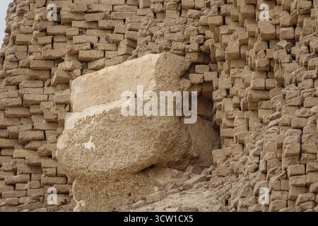 Primo piano dello scheletro calcareo nella struttura della Piramide di Senusret II a El Lahun, Fayoum, Egitto Foto Stock