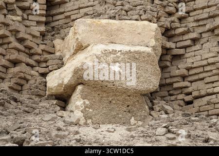 Primo piano dello scheletro calcareo nella struttura della Piramide di Senusret II a El Lahun, Fayoum, Egitto Foto Stock