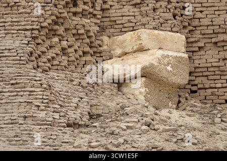 Primo piano dello scheletro calcareo nella struttura della Piramide di Senusret II a El Lahun, Fayoum, Egitto Foto Stock