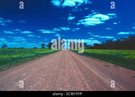 Australia. Territorio del Nord. Strada sterrata nel paesaggio di campagna. Foto Stock