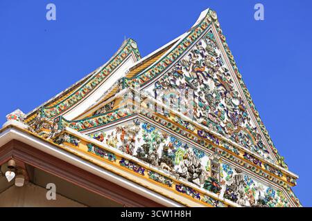 Il tetto intricato è decorato con porcellane cinesi della sala di ordinazione di Wat Ratchaorasaram, un'architettura unica che si fonde con lo stile thailandese, Bangkok, T. Foto Stock