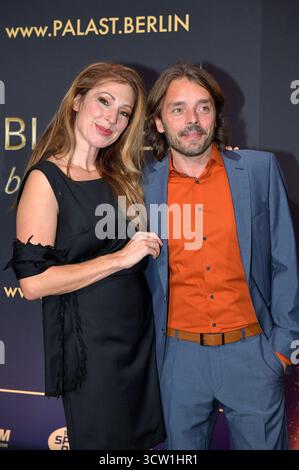 Mara Bergmann mit Partner Alexander Hoffmann bei der Weltpremiere der Blinded by Delight Grand Show 2025 im Friedrichstadt-Palast. Berlino, 08.10.2025 *** Mara Bergmann con il partner Alexander Hoffmann alla prima mondiale del Blinded by Delight Grand Show 2025 al Friedrichstadt Palast di Berlino, 08 10 2025 foto:XM.xBehrensx/xFuturexImagex Blinded 5023 Foto Stock