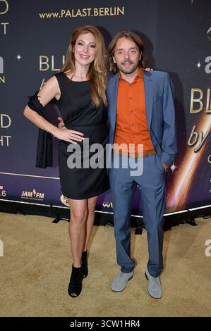 Mara Bergmann mit Partner Alexander Hoffmann bei der Weltpremiere der Blinded by Delight Grand Show 2025 im Friedrichstadt-Palast. Berlino, 08.10.2025 *** Mara Bergmann con il partner Alexander Hoffmann alla prima mondiale del Blinded by Delight Grand Show 2025 al Friedrichstadt Palast di Berlino, 08 10 2025 foto:XM.xBehrensx/xFuturexImagex Blinded 5022 Foto Stock