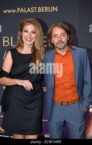Mara Bergmann mit Partner Alexander Hoffmann bei der Weltpremiere der Blinded by Delight Grand Show 2025 im Friedrichstadt-Palast. Berlino, 08.10.2025 *** Mara Bergmann con il partner Alexander Hoffmann alla prima mondiale del Blinded by Delight Grand Show 2025 al Friedrichstadt Palast di Berlino, 08 10 2025 foto:XM.xBehrensx/xFuturexImagex Blinded 5024 Foto Stock