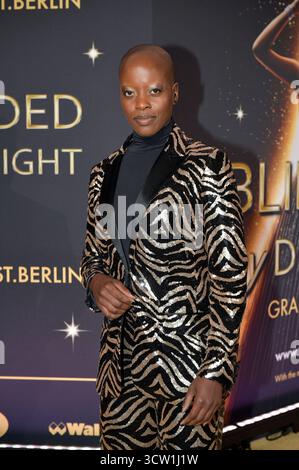 Florence Kasumba bei der Weltpremiere der Blinded by Delight Grand Show 2025 im Friedrichstadt-Palast. Berlino, 08.10.2025 *** Florence Kasumba alla prima mondiale del Blinded by Delight Grand Show 2025 al Friedrichstadt Palast di Berlino, 08 10 2025 foto:XM.xBehrensx/xFuturexImagex Blinded 5054 Foto Stock