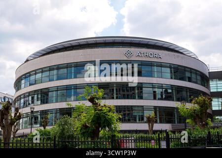 Logo di Athora Saving and Retirement Services Company sulla sede centrale il 20 maggio 2025 a Bruxelles, Belgio. Foto Stock