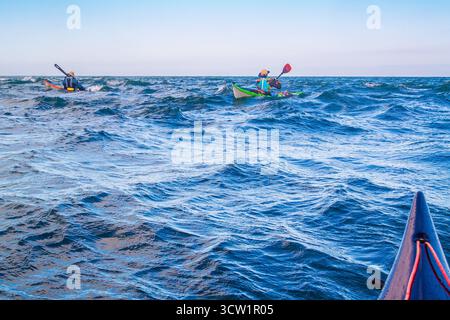 Kayak in mare a Rhoscolyn Beacon al largo della costa di Anglesey / Ynys Mon nel Galles settentrionale, Regno Unito Foto Stock