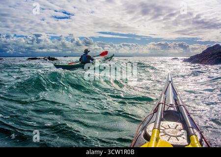 Kayak in mare a Rhoscolyn Beacon al largo della costa di Anglesey / Ynys Mon nel Galles settentrionale, Regno Unito Foto Stock