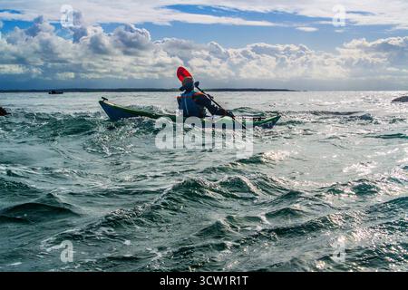 Kayak in mare a Rhoscolyn Beacon al largo della costa di Anglesey / Ynys Mon nel Galles settentrionale, Regno Unito Foto Stock