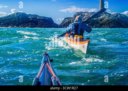 Kayak in mare a Rhoscolyn Beacon al largo della costa di Anglesey / Ynys Mon nel Galles settentrionale, Regno Unito Foto Stock