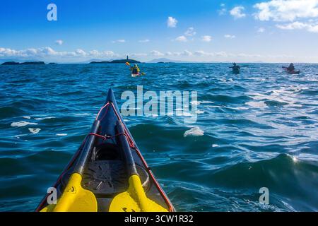 Kayak in mare a Rhoscolyn Beacon al largo della costa di Anglesey / Ynys Mon nel Galles settentrionale, Regno Unito Foto Stock