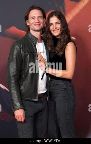 August Wittgenstein mit Ehefrau mia Rohla bei der Premiere des Kinofilms 'Springsteen: Deliver me from Nowhere' im Zoo Palast. Berlino, 08.10.2025 Foto Stock