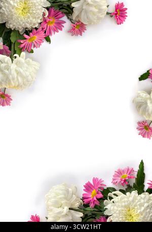 Bouquet di fiori di crisantemi bianchi e rosa su sfondo bianco con spazio per il testo Foto Stock