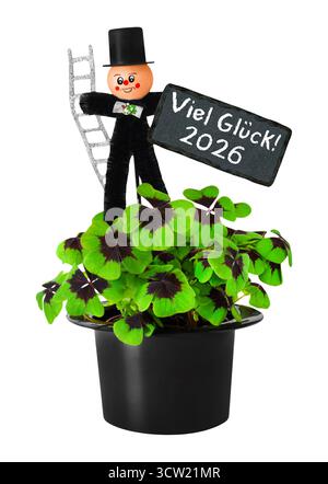 Lucky symbols spazzolino e trifoglio con German Good Luck 2026 isolato su sfondo bianco Foto Stock