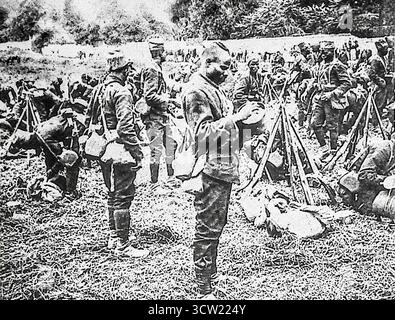 1916 fotografia pubblicata su le Miroir raffigurante i tirailleurs senegalesi dell'esercito francese che cucinano e riposano durante la prima guerra mondiale. Queste truppe coloniali, reclutate principalmente dall'Africa occidentale, svolsero un ruolo cruciale sul fronte occidentale sotto il generale Gouraud. L'immagine riflette la vita quotidiana del campo, con i soldati che preparano i pasti prima di tornare alle trincee. La loro presenza simboleggiava la dipendenza di Franceís dalle forze d'oltremare durante la grande Guerra. Foto Stock