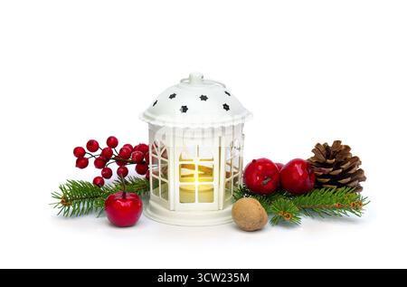 Decorazione natalizia. Lanterna di Natale, fiore rosso poinsettia, bacche rosse, cono di pino, albero di Natale ramificato su sfondo bianco con spazio per testo Foto Stock