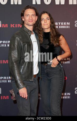 August Wittgenstein mit Ehefrau mia Rohla bei der Premiere des Kinofilms 'Springsteen: Deliver me from Nowhere' im Zoo Palast. Berlino, 08.10.2025 Foto Stock