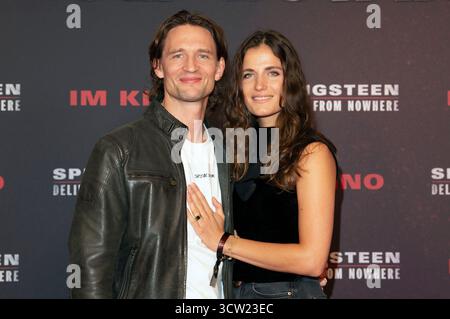 August Wittgenstein mit Ehefrau mia Rohla bei der Premiere des Kinofilms 'Springsteen: Deliver me from Nowhere' im Zoo Palast. Berlino, 08.10.2025 Foto Stock