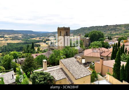 Città di Brihuega con la chiesa di San Miguel, la chiesa di Santa María de la Peña e il castello Piedra Bermeja (in fondo). Guadalajara, Castilla-la Mancha, Spagna. Foto Stock