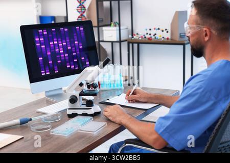 Ricerca in genetica. Scienziato che lavora a tavola in laboratorio Foto Stock