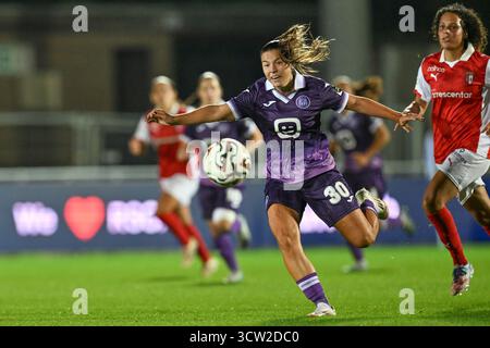 Deinze, Belgio. 8 ottobre 2025. Luna Vanzeir (30) di Anderlecht nella foto durante una partita di calcio femminile tra RSC Anderlecht Women e SC Braga nel secondo turno di qualificazione della prima tappa della stagione 2025-2026 della UEFA Womens Europa Cup, giovedì 8 ottobre 2025 a Deinze, Belgio . Crediti: Sportpix/Alamy Live News Foto Stock