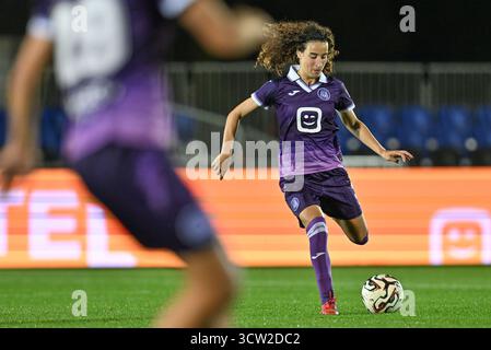 Deinze, Belgio. 8 ottobre 2025. Azzurra Gallo (3) di Anderlecht nella foto durante una partita di calcio femminile tra RSC Anderlecht Women e SC Braga nel secondo turno di qualificazione della prima tappa della stagione 2025-2026 della UEFA Womens Europa Cup, giovedì 8 ottobre 2025 a Deinze, Belgio . Crediti: Sportpix/Alamy Live News Foto Stock