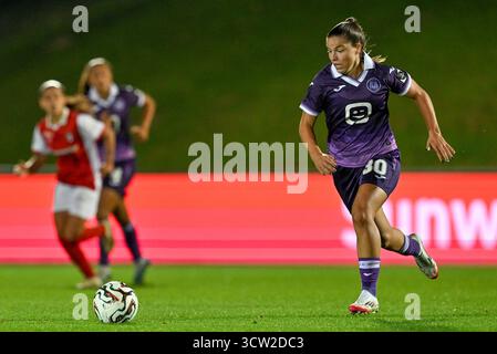 Deinze, Belgio. 8 ottobre 2025. Luna Vanzeir (30) di Anderlecht nella foto durante una partita di calcio femminile tra RSC Anderlecht Women e SC Braga nel secondo turno di qualificazione della prima tappa della stagione 2025-2026 della UEFA Womens Europa Cup, giovedì 8 ottobre 2025 a Deinze, Belgio . Crediti: Sportpix/Alamy Live News Foto Stock