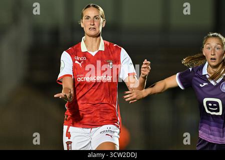 Deinze, Belgio. 8 ottobre 2025. Kailyn Dudukovich (4) di Braga nella foto durante una partita di calcio femminile tra RSC Anderlecht Women e SC Braga nel secondo turno di qualificazione prima tappa della stagione 2025-2026 della UEFA Womens Europa Cup, giovedì 8 ottobre 2025 a Deinze, Belgio . Crediti: Sportpix/Alamy Live News Foto Stock