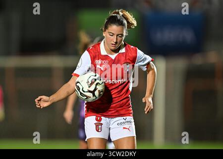 Deinze, Belgio. 8 ottobre 2025. Maria Alagoa (8) di Braga nella foto durante una partita di calcio femminile tra RSC Anderlecht Women e SC Braga nel secondo turno di qualificazione prima tappa della stagione 2025-2026 della UEFA Womens Europa Cup, giovedì 8 ottobre 2025 a Deinze, Belgio. Crediti: Sportpix/Alamy Live News Foto Stock